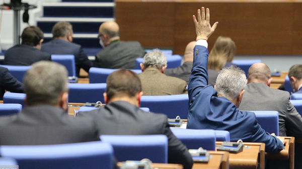 Остри реплики и изключени микрофони: Бурен ден в пленарната зала заради СУПТО