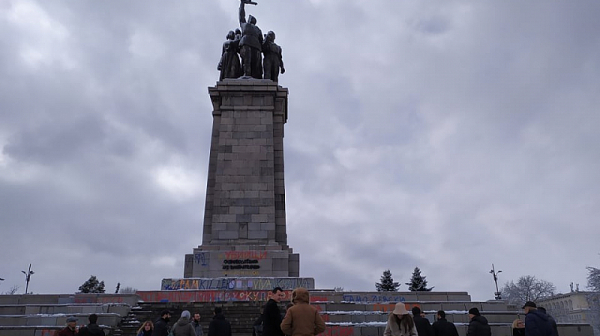 Социалисти трият украинското знаме от паметника на Съветската армия