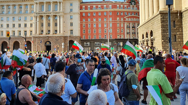 Ден 21: 120 000 души протестират в София, блокират се кръстовища, издигат палатков лагер пред МС, хиляди викат ”Оставка!” в над 10 града /на живо/