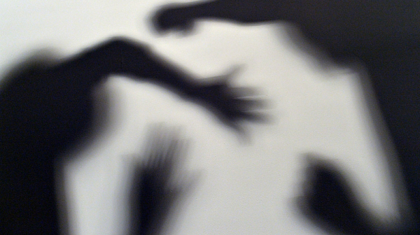 Удари с ръце, душене, притискане - Нов тежък случай на домашно насилие в плевенско село