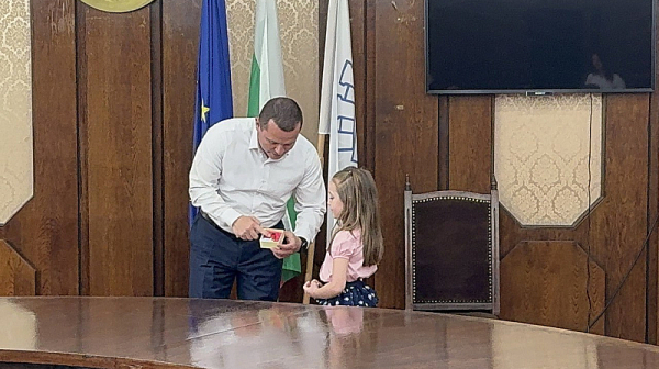 Деца подариха на русенския кмет Пенчо Милков филм за скулптора на Паметника на свободата Арналдо Дзоки