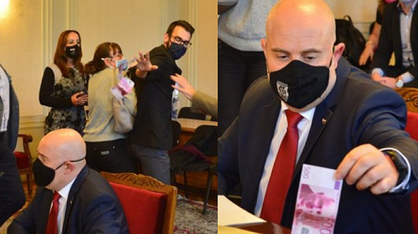 (Не)Журналист замери Гешев с ”банкноти” от 500 евро с лика на Борисов /видео и снимки/