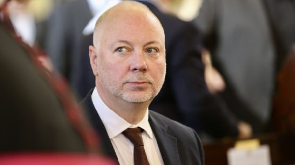 Парламентът изслушва премиера заради GPS-а на Фон дер Лайен