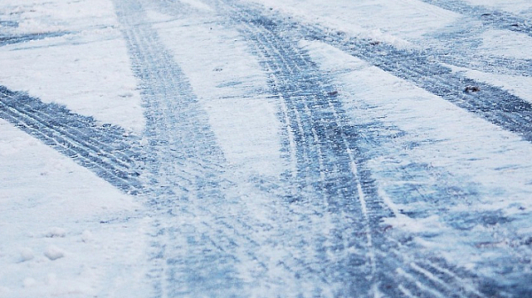 Заледени пътни участъци на проходите Шипка и Република