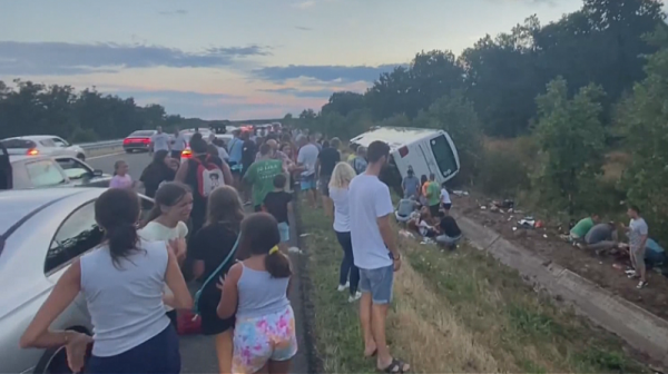 Транспортират в Сърбия най-тежко пострадалите деца при катастрофата на „Тракия”
