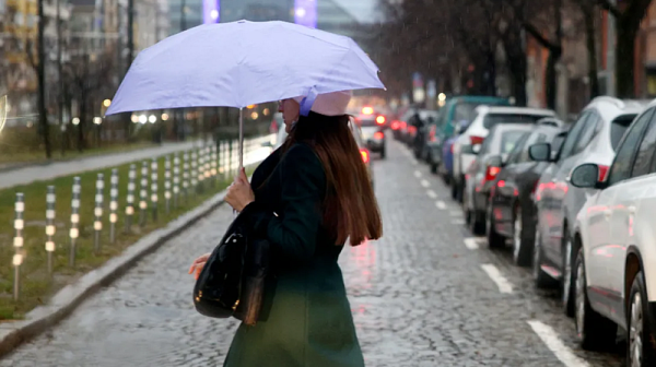 Валежи в следобедните часове, температурите до 23°