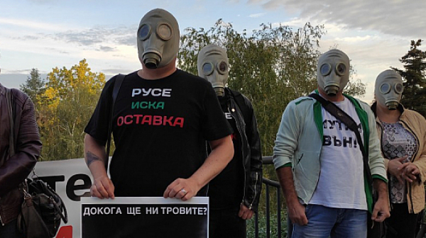 Манолова прави протест с противогази пред МС