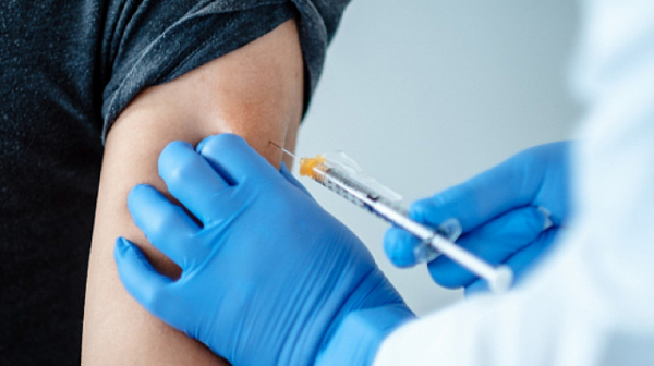 МЗ: Хората, попадащи в рискови групи, не трябва да отлагат ваксинацията срещу COVID-19