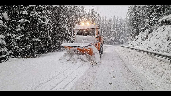 Усложнената зимна обстановка в страната продължава – вятърът нанесе щети, пътища са ограничени