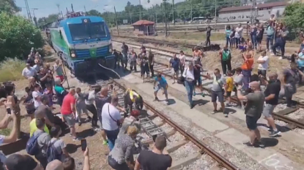Пловдивчанин тегли 84-тонен локомотив, претендент е за ”Гинес”