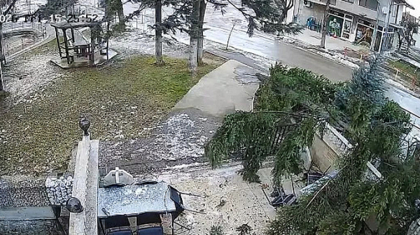 Ураганът остави Враца и Мездра без ток