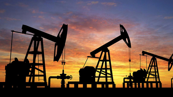 Спад на петролните цени с над 2% след срив на фондовите борси