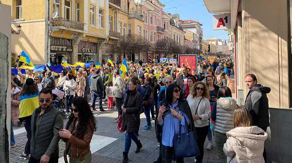 Хиляди в Пловдив, Варна, Бургас и В. Търново излязоха на мирни шествия в подкрепа на Украйна /видео/