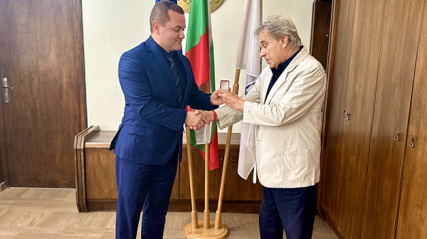 Пенчо Милков връчи златна значка „Русе“ на музиканта Пламен Загоров