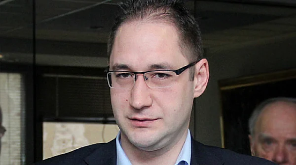 Петролният пазар няма да се успокои скоро, твърди икономически анализатор