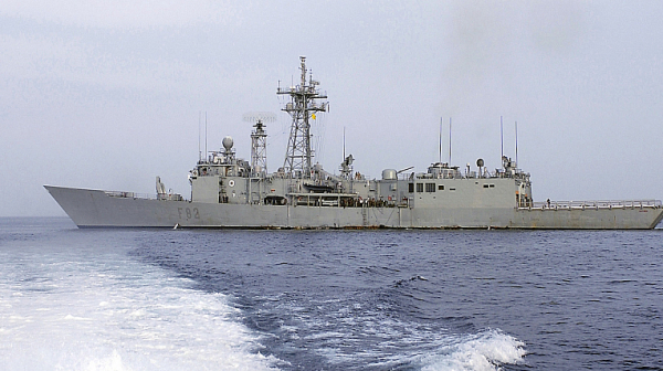 Кораб на испанските военноморски сили плава към отвлечения “Руен”