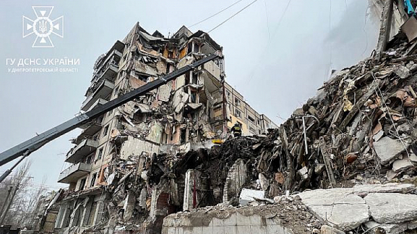 Десетки все още под руините на ударения от руски ракети блок в Днипро. Вижте града преди руснаците