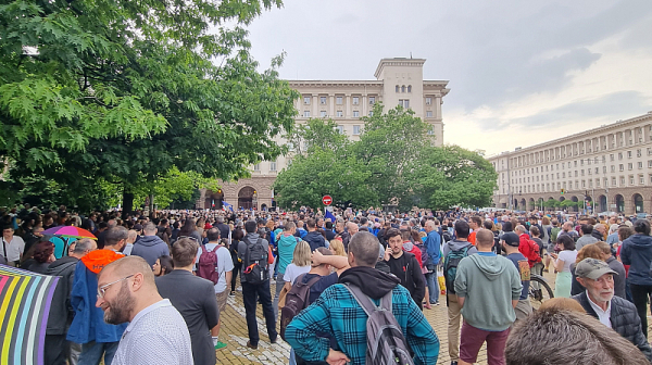 Протест срещу Радев, отклоняващ България от евроатлантическия й курс  и шествие за парламентарна република