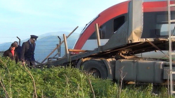 Влак троши кола и ранява хора на прелез между Крумово и Асеновград