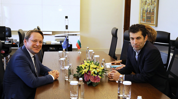 Премиерът Петков се срещна с еврокомисар Вархеи