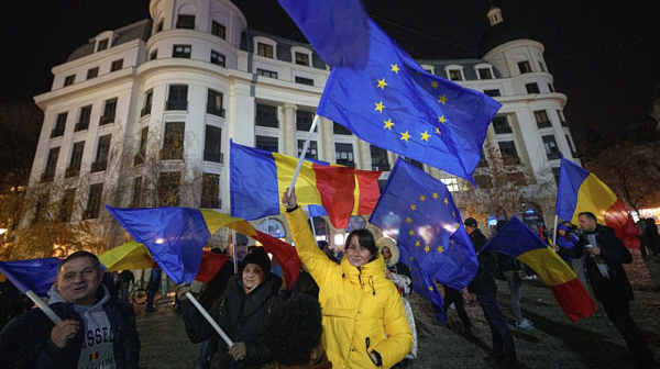 Хиляди излязоха на митинг в Букурещ в подкрепа на кандидат-президента Ласкони