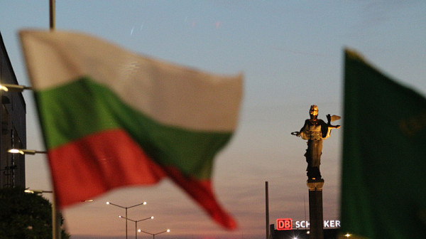 /на живо/ Велико народно въстание III: Българите искат независимостта си от мафията. Напрежение пред НС /видео и снимки/