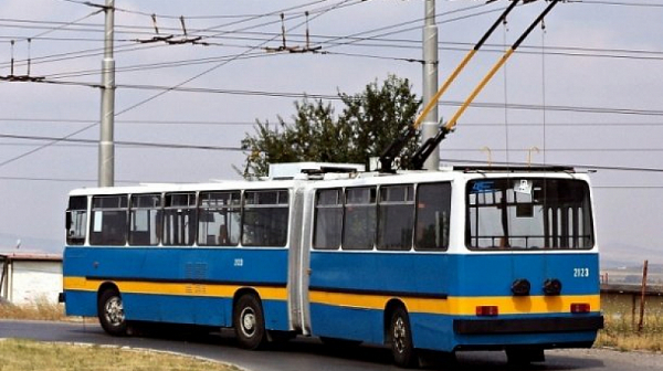 Тролей се удари в стълб в София, шофьорът и още двама са ранени