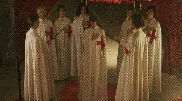 Мистика и контрол: Феноменът на „затворените общества“