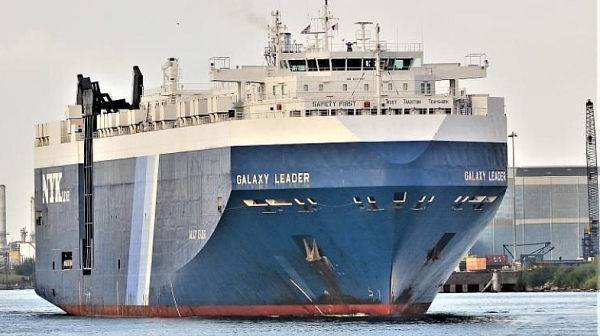 Продължават опитите на властите за освобождаването на екипажа на отвлечения кораб „Galaxy Leader”