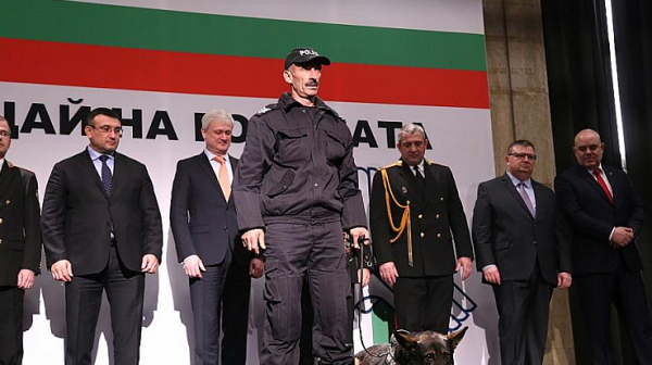 Граничар и кучето му са „Полицай на годината“, МВР-шефът награди Цацаров за доблест и заслуги