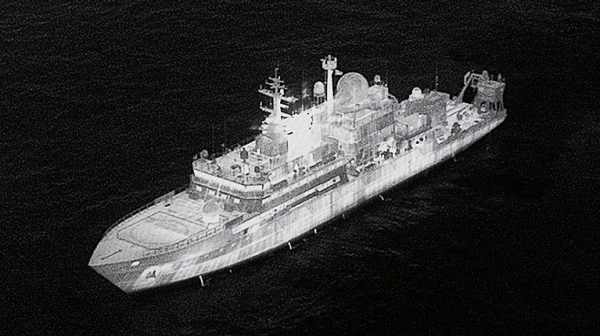 Руски шпионски кораб в британски води, Москва насочила лазер срещу военни пилоти