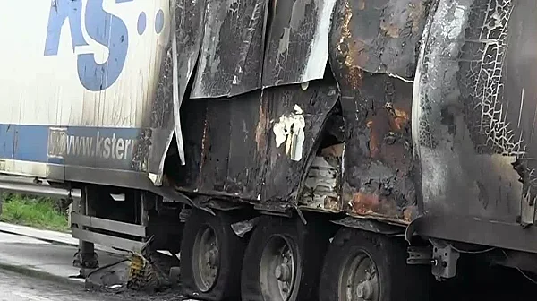 Тир с 20 тона захар се запали на изход на АМ „Тракия“ край Пловдив, блокира пътя