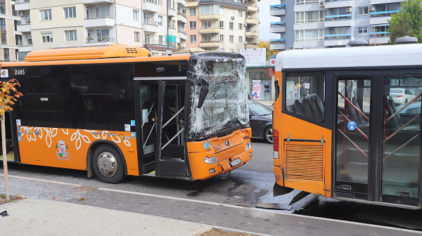 Жена и две деца пострадаха при катастрофа между два автобуса в София