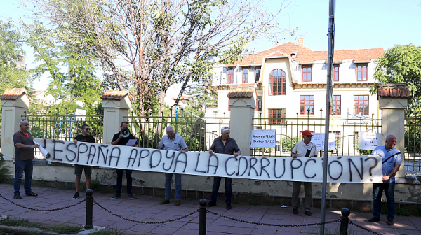 Граждани извикаха: ”Бойко, чао!” пред испанското посолство