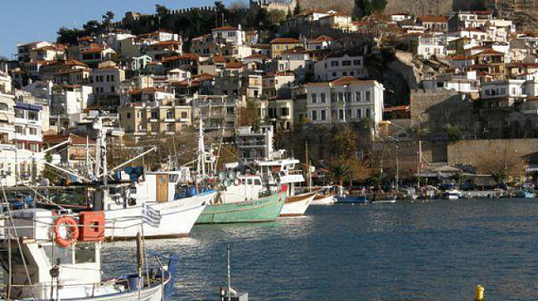 Гърция отваря ресторантите, пускат и фериботите