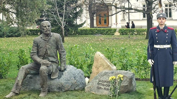 Откриха паметник на Захари Стоянов в центъра на София