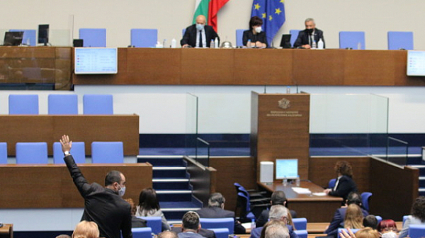 Пазарлък на Дариткова в парламента, кворум се събра с петима депутати онлайн