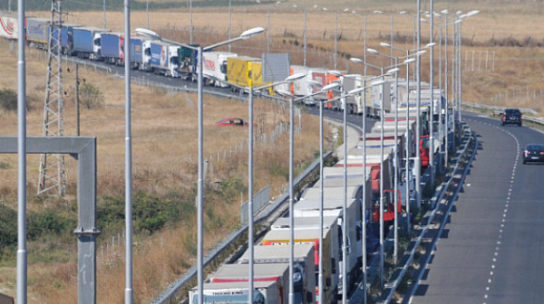 Експерт: Спиране на товарния трафик на България към Турция може да срути карантината