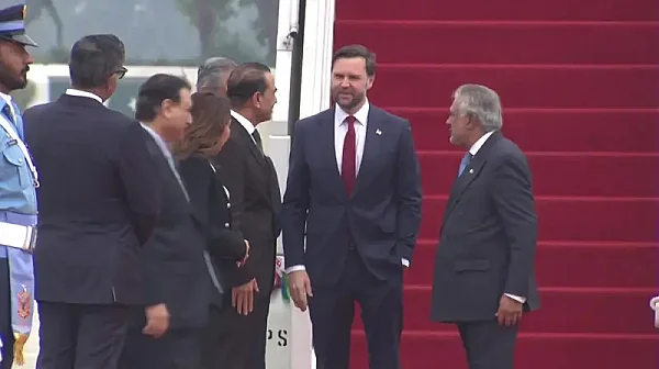 САЩ и Иран се срещат в Пакистна: Крехко примирие, дълбоко недоверие и високи залози