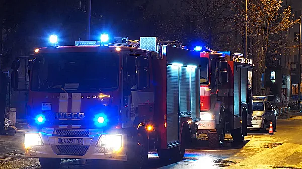 Склад за фотоволтаици и батерии горя в Хасково, пожарът е овладян