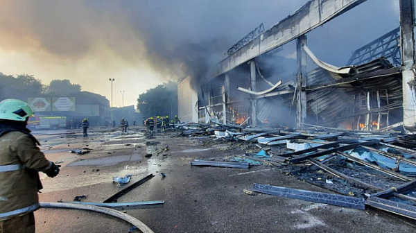 Десет са вече загиналите при ракетния обстрел на украински мол