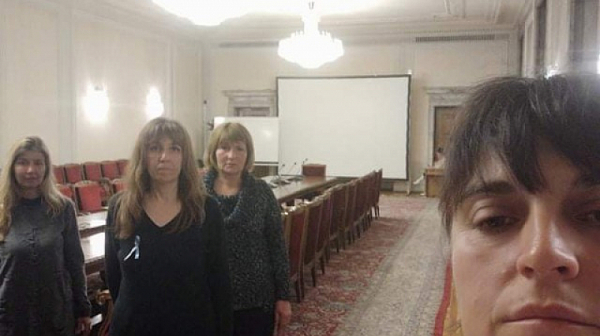 Пет медицински сестри остават барикадирани в бившия Партиен дом, отказаха да говорят с психолози