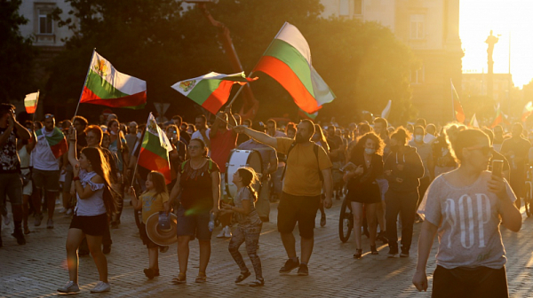 Ден 95: Освен в ”триъгълника на властта” - протести на българите в чужбина и Росенец  /снимки и видео на живо/