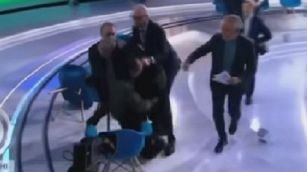 Шамари в ефир: Гл. редактор и депутат от Украйна се сбиха, Порошенко като синя каска (видео)