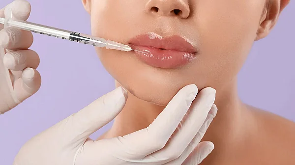 Диктатурата на вечната младост: „Субстанцията“ по нашенски – с евтин филър към разрухата