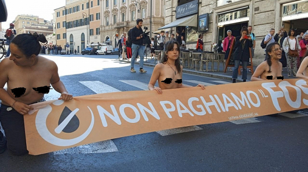Голи екоактивистки скандират в Рим: Нашите тела са голи и уязвими, също като планетата