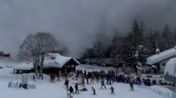 Лавина затрупа скиори и деца в Италия