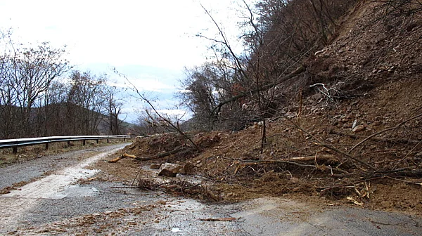 Свлачище затваря прохода Троян – Кърнаре