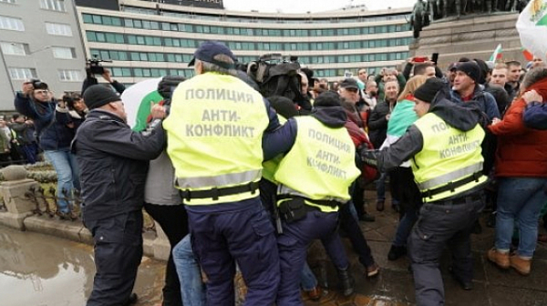 Сблъсък с полицията пред парламента! Ресторантьори и хотелиери блокираха движението /снимки/
