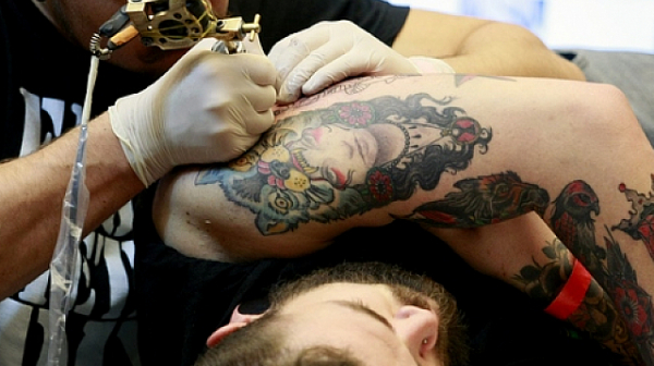 EС: Влиза в сила забрана на някои от химикалите, съдържащи се в мастилата за татуировки